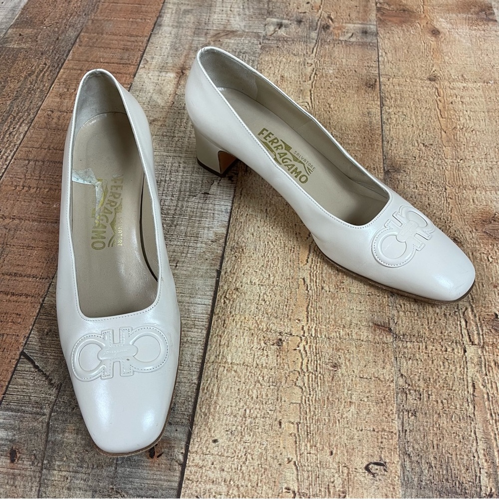 Vintage Salvatore Ferragamo Size 8.5 B Classic logo Cream Pumps Square Toe